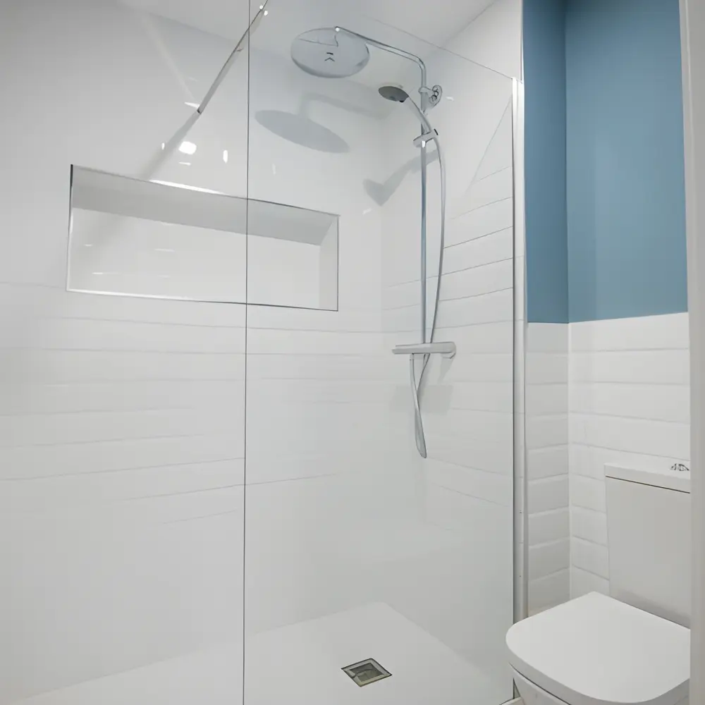 Alicatado de azulejos en un baño de Albacete