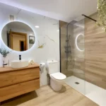 Baño reformado en Albacete con mampara y grifería nueva